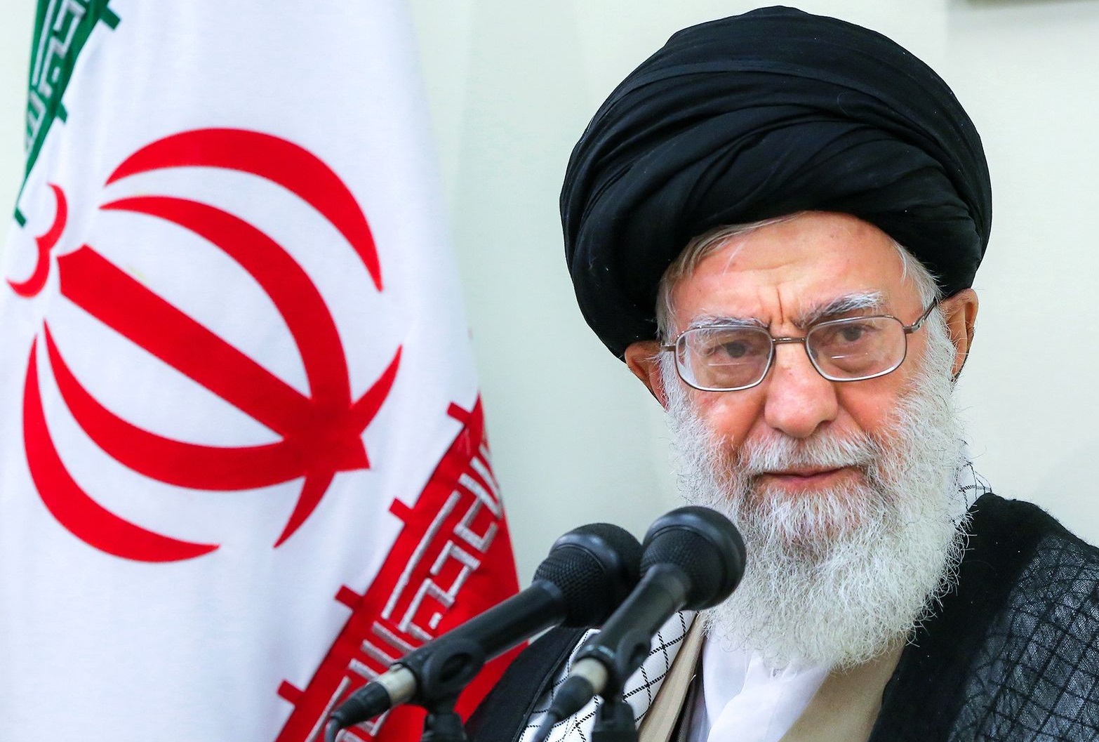 روایت رهبر انقلاب از انجام اعمال روز عرفه در دوران نوجوانی&zwnj;شان در کنار خانواده