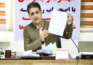 از نقد به عنوان پشتوانه‌ی عمل استفاده می‌کنیم