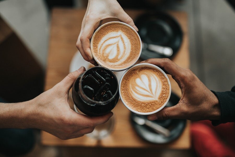آیا کافئین علاوه بر ایجاد میگرن می&zwnj;تواند آن را درمان کند؟