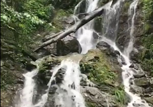 نمایی از آبشار دیدنی لوارد در بندرگز + فیلم