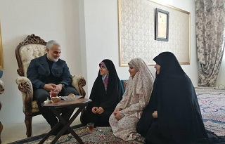 کلیپ منتشر شده از دیدار سردار سلیمانی با خانواده شهید محرابی +فیلم
