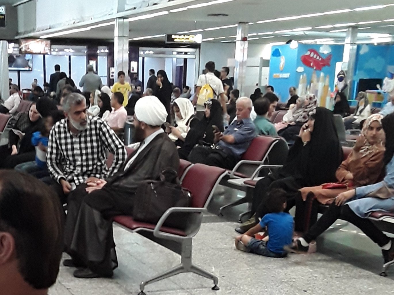 حضور بدون تشریفات امام جمعه تهران در فرودگاه +عکس