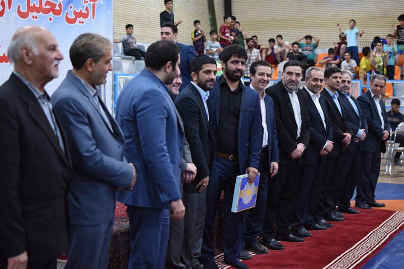 حضور علیرضا دبیر در مراسم آیین تجلیل از قهرمانان کشتی استان قم