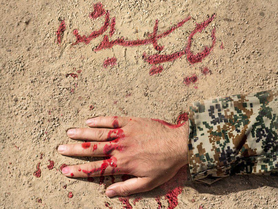 دلتنگی و گریه جانسوز فرزند شهید بر سر مزار پدرش +فیلم
