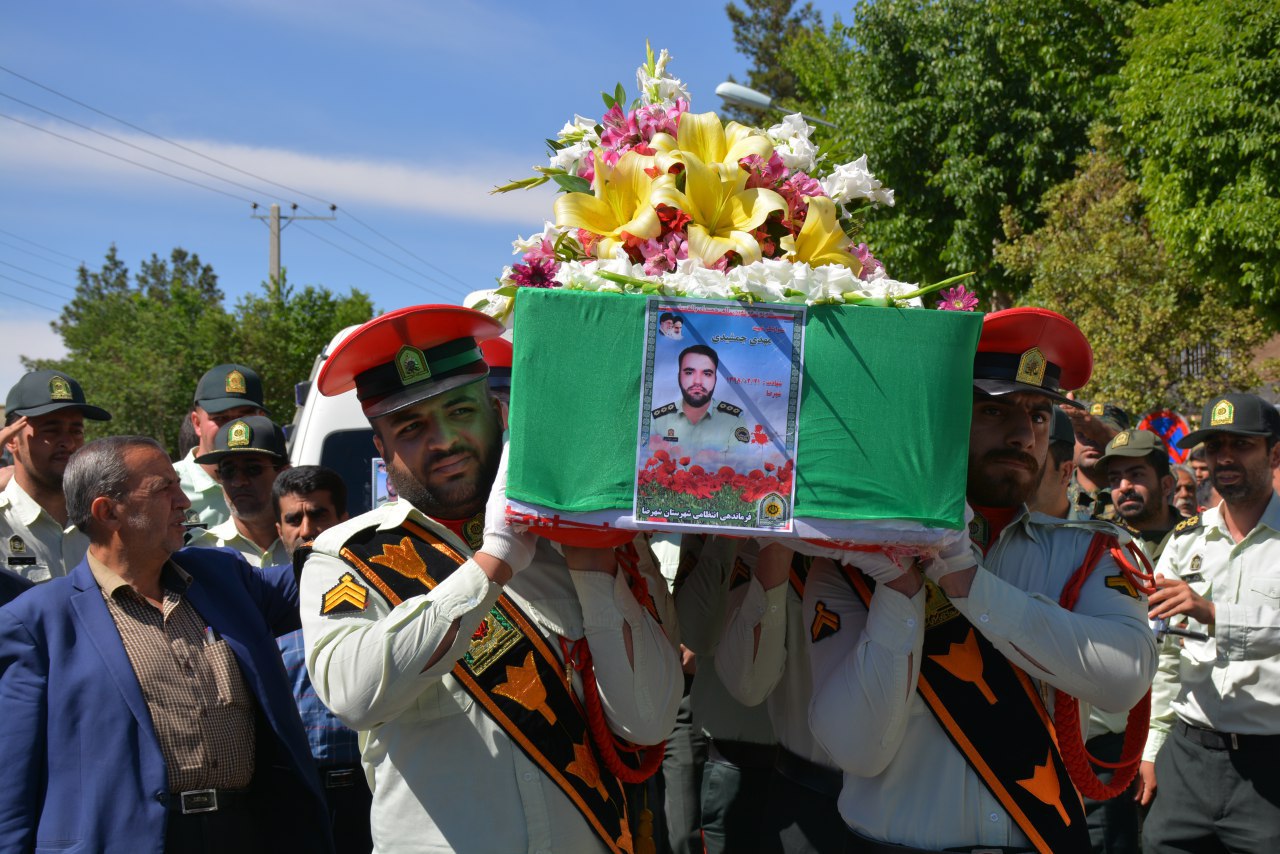 دلتنگی و گریه جانسوز فرزند شهید بر روی مزار پدرش +فیلم