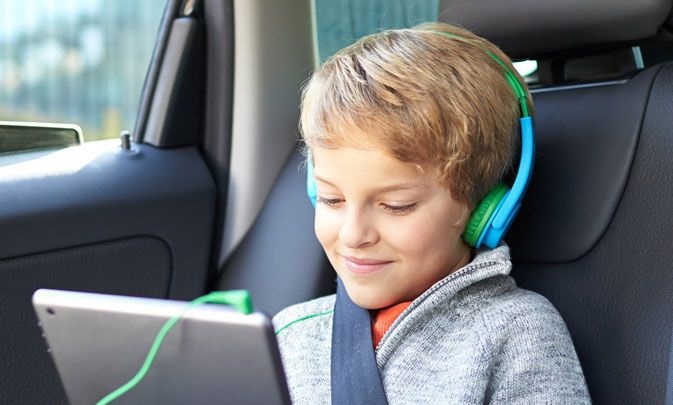 علت خطرناک بودن هدفون برای کودکان