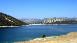 آغاز عملیات خاکبرداری در روستای مدفون شده در زیر خاک در استان کهگیلویه و بویراحمد + فیلم