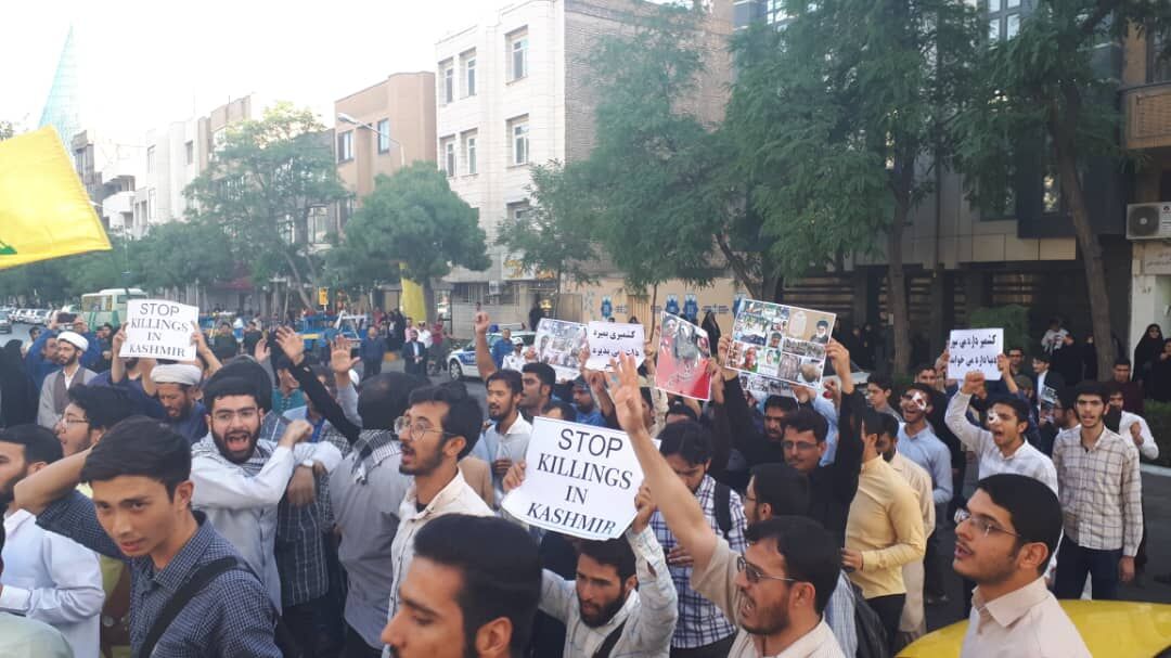 تجمع دانشجویان و طلاب مشهدی در اعتراض به خشونت های کشمیر