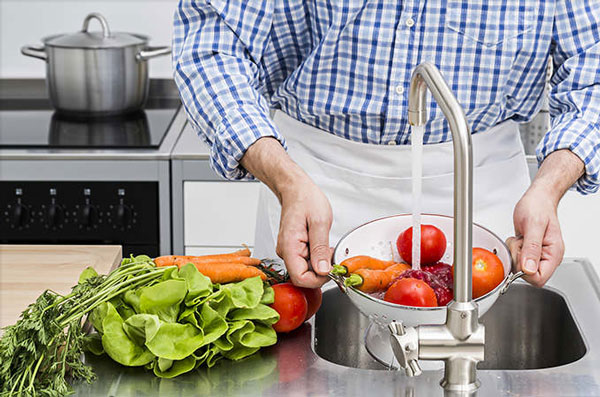 محلول&zwnj;های ضدعفونی، بهترین راه میکروب زدایی میوه و سبزیجات