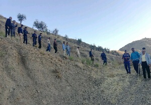 کوهنوردی جمعی از جوانان در آیسک