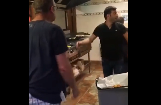 حمله ناکام شهروند آمریکایی به دو ایرانی در دوبی/مهاجم آمریکایی در برخورد با جوانان ایرانی شکست خورد