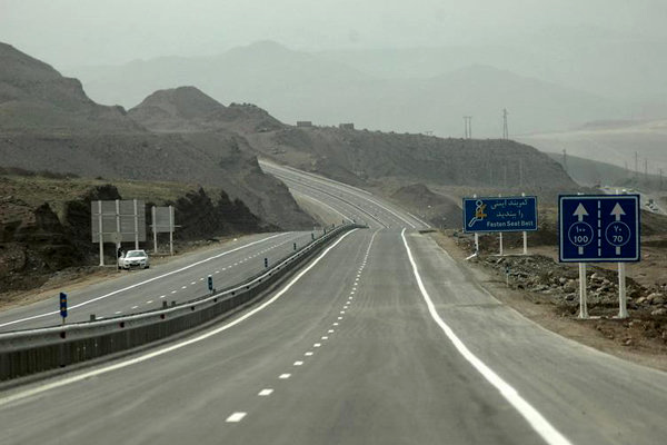 بزرگراه ایلام ــ مهران تا اربعین ۹۸ زیر بار ترافیک می رود/ پیمانکاران در تلاش برای آماده سازی این محور
