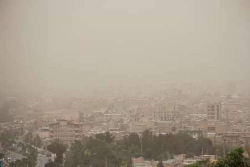 غبار مهمان آسمان همدان/ افزایش وزش با در استان