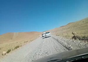 تردد دشوار از جاده خاکی روستای «نگینان» + فیلم