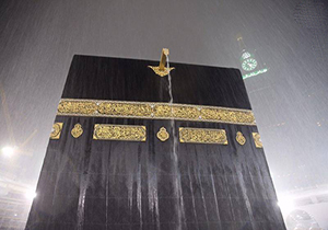 اقامه نماز زیر بارش رحمت الهی در مسجدالحرام + فیلم
