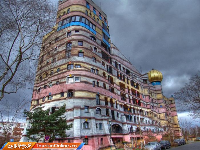 معماری که سر پیری معرکه گیری راه انداخته است