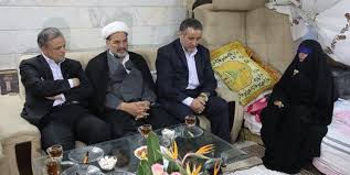 دیدار استاندار خراسان رضوی با اولین بانوی اسیر ایرانی در دوران دفاع مقدس