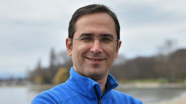 خطیر: آقای صادقی، چون نگذاشتم به استقلال برگردی، آدم بدی هستم؟ نمی&zwnj;شود که هر کسی به خانه ام آمد، پاسخگو باشم