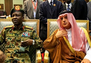 شعار&zwnj;های معترضان عادل الجبیر را مجبور به خروج از سودان کرد