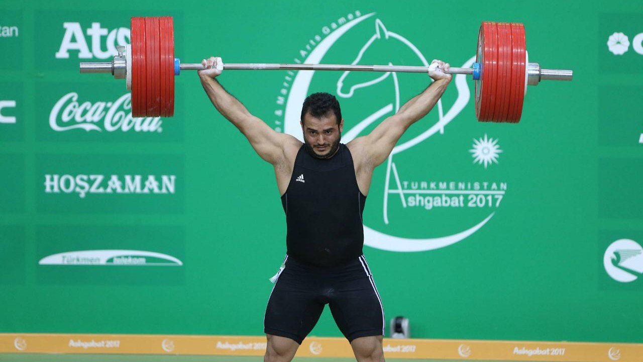 سهراب مرادی کتفش را جراحی می&zwnj;کند