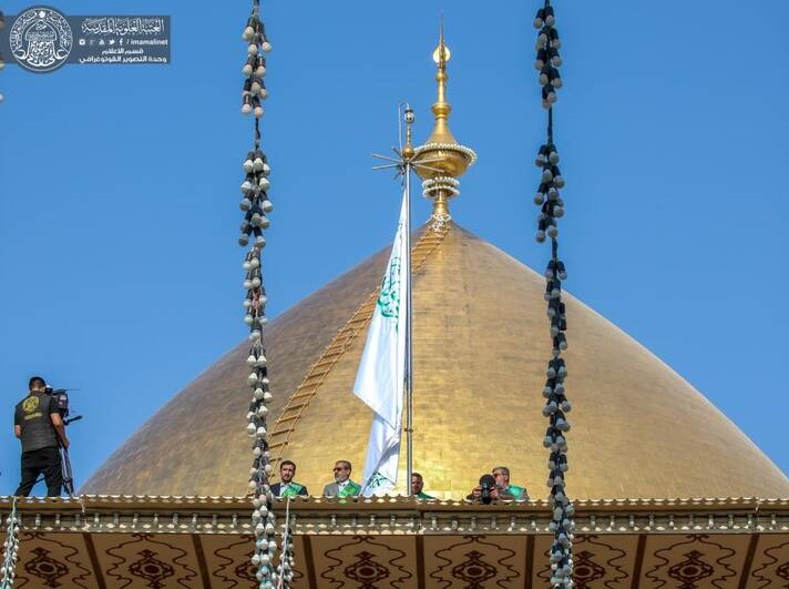 تصاویری بینظیر از مراسم تعویض پرچم ایوان طلای حرم امام علی(ع)