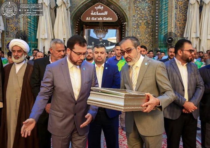 تصاویری بینظیر از مراسم تعویض پرچم ایوان طلای حرم امام علی(ع)