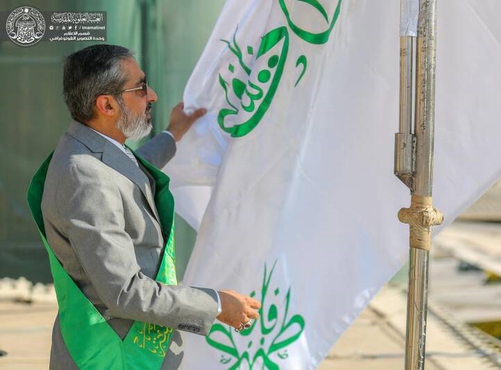 تصاویری بینظیر از مراسم تعویض پرچم ایوان طلای حرم امام علی(ع)