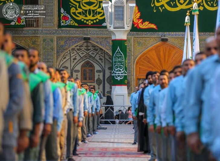 تصاویری بینظیر از مراسم تعویض پرچم ایوان طلای حرم امام علی(ع)
