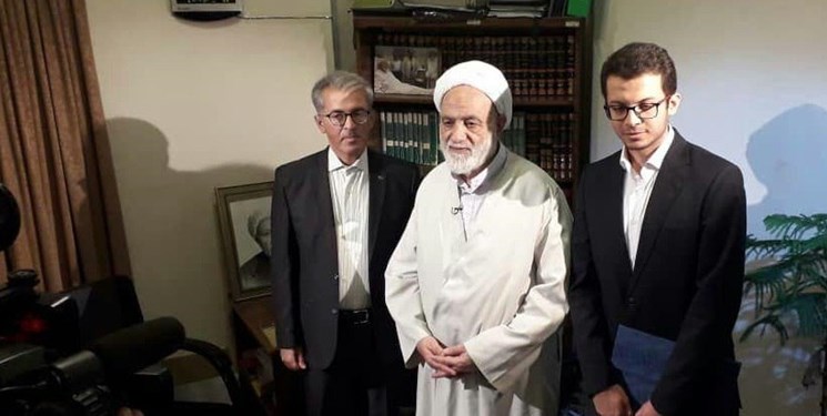 تجلیل قرائتی از جوان نخبه&zwnj;ای که بر روی پل لندن نماز خواند