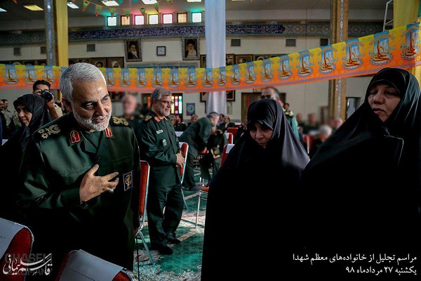 تجلیل از خانواده&zwnj;&lrm;های معظم شهدا توسط سرلشکر قاسم سلیمانی +تصاویر