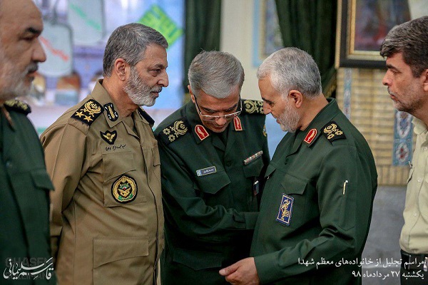 تجلیل از خانواده&zwnj;&lrm;های معظم شهدا توسط سرلشکر قاسم سلیمانی +تصاویر