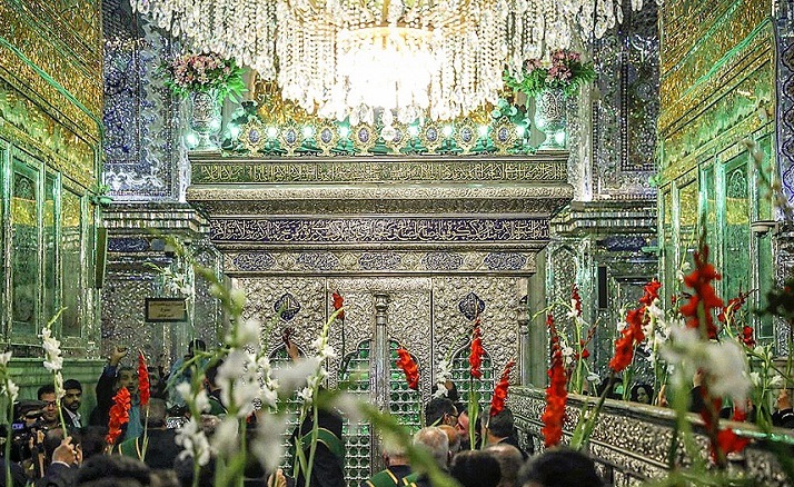 حرم امین ولایت در شب عید غدیرخم غرق در نور و شادی