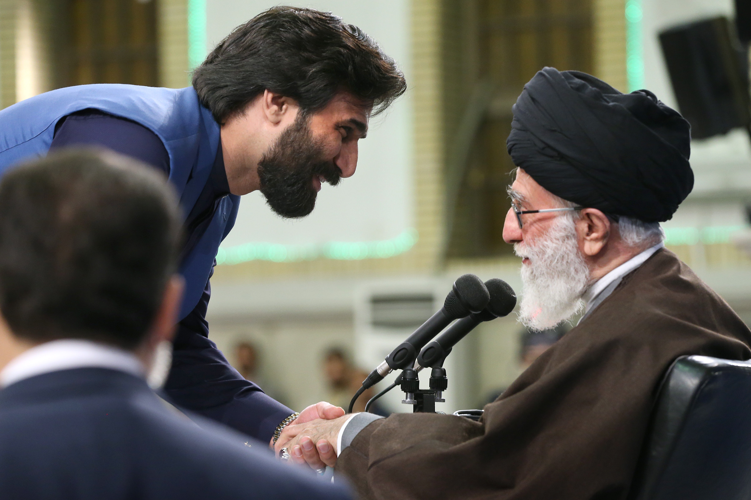 مدح زیبای امیرالمؤمنین(ع) در حضور رهبر معظم انقلاب +فیلم