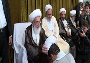 جمعی از طلاب به دست مراجع تقلید معمم شدند