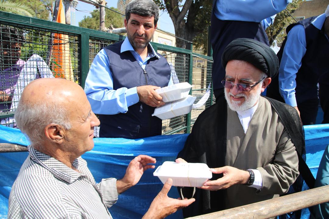 توزیع بیش از ۹ هزار پرس غذای نذری در حرم مطهر سید علاء الدین حسین (ع)+ تصاویر