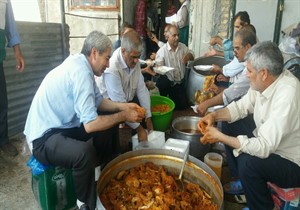 توزع غذای نذری بین نیازمندان شهرستان کلاله