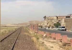 مشکلات حاشیه‌نشینان جاده اراک/ از وجود ریل قطار تا سر و صدای کارخانه سنگبری + فیلم