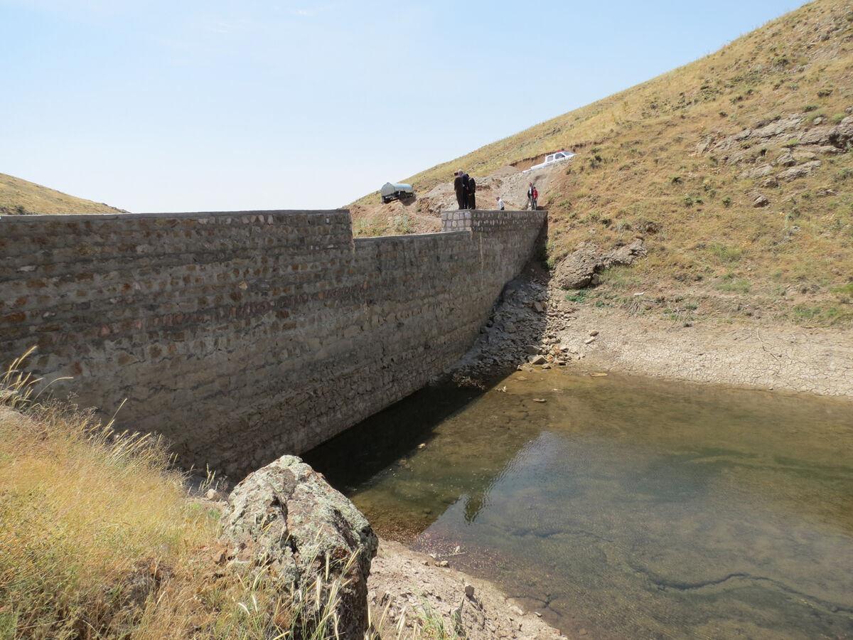 اجرای طرح آبخیزداری ۲ روستای بستان‌آباد