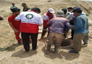 نجات کارگر سقوط کرده در چاه ۳۲ متری