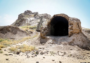 تبدیل دژ رشکانی به هتل معتادان/ قلعه تاریخی اشکانیان توسط معتادان متجاهر تصرف شد + فیلم