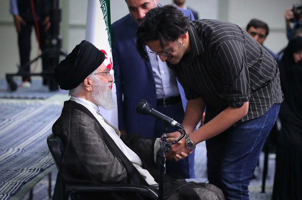 واکنش رهبر انقلاب به انتقادات تند جوانِ نخبه&zwnj; ناامید از وضع کشور + فیلم