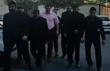 تردد قول معروف برره با بادیگاردهایش +فیلم