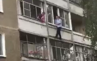 اقدام عجیب پدر بی&zwnj;رحم برای انتقام از همسرش+ فیلم