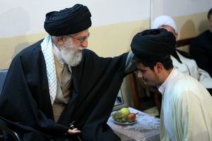 تصویری منتشرنشده از رهبرانقلاب در حال عمامه&zwnj;گذاری