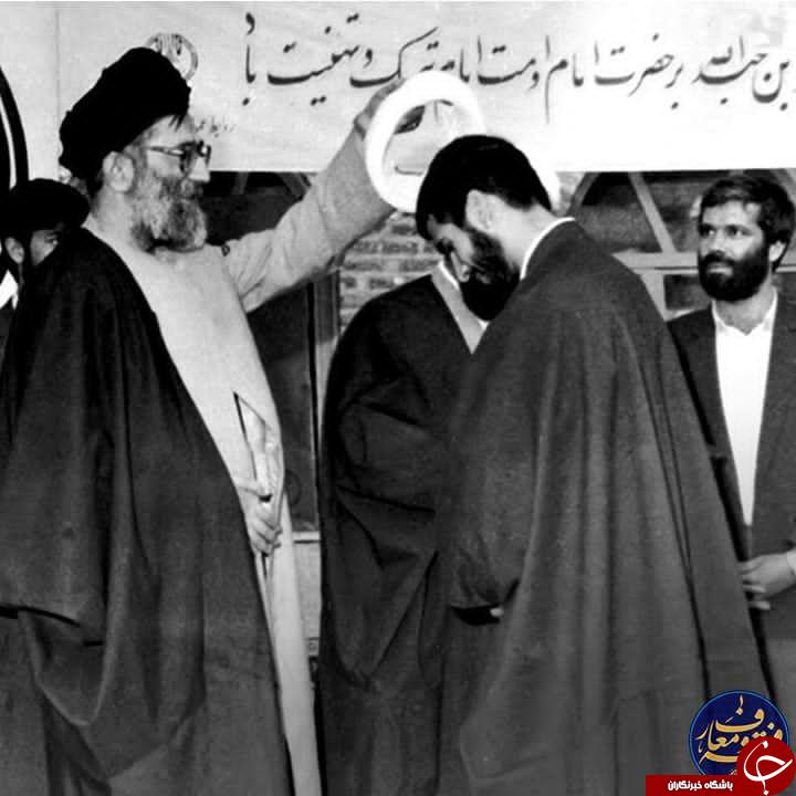 تصویری منتشرنشده از رهبرانقلاب در حال عمامه&zwnj;گذاری