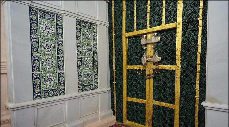سبقت زائران از هم برای حضور در روضه رضوان، ایوان صفه و درب منزل حضرت زهرا (س)+فیلم