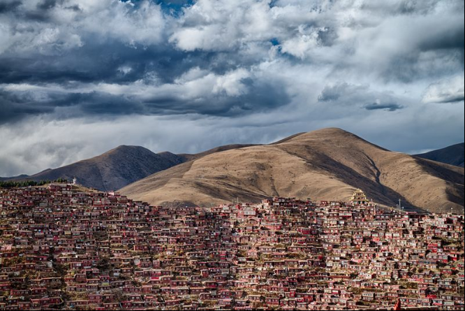 خانه&zwnj;های تو در توی HILLSIDE در عکس روز نشنال جئوگرافیک