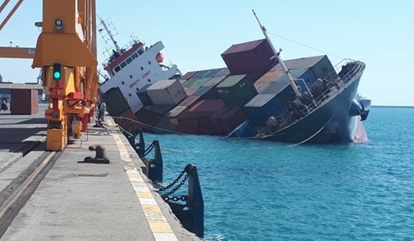 غرق شدن یک کشتی باری در دریای خزر