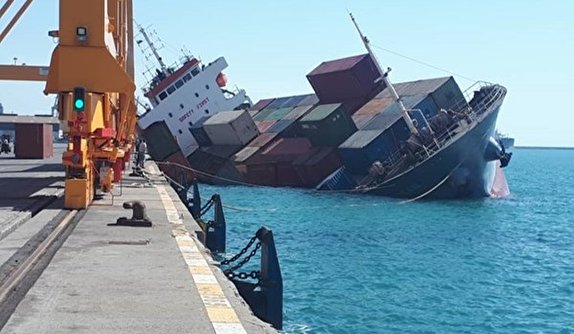 غرق شدن یک کشتی باری در دریای خزر
