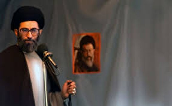 لحن متفاوت و شنیدنی حضرت آیت الله خامنه&zwnj;ای در ابتدای خطبه&zwnj;های نماز جمعه (اردیبهشت ۵۷)